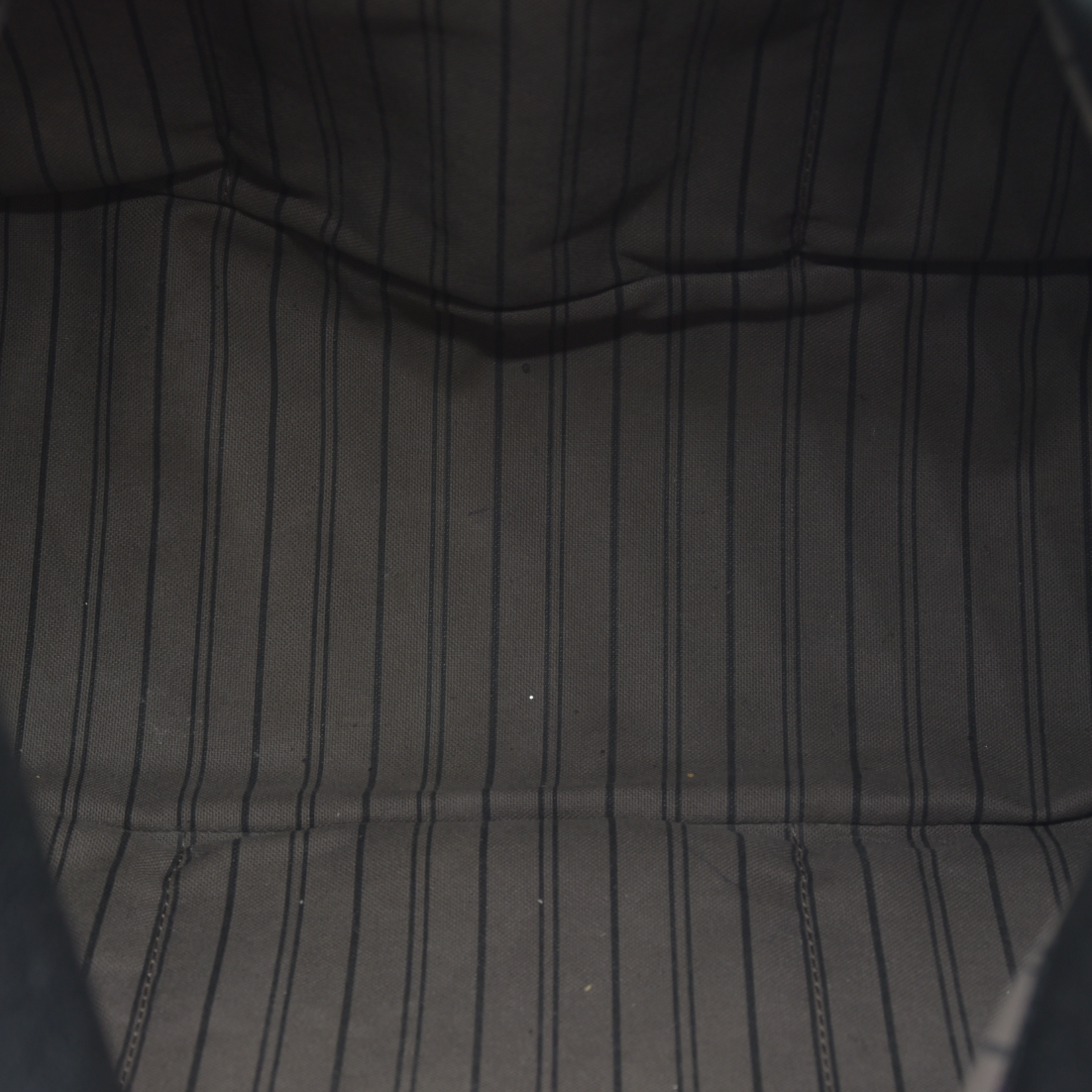 AUCTION $3800 Louis Vuitton  Empreinte Artsy MM Black CA1124