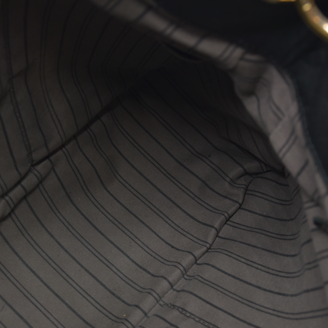 AUCTION $3800 Louis Vuitton  Empreinte Artsy MM Black CA1124