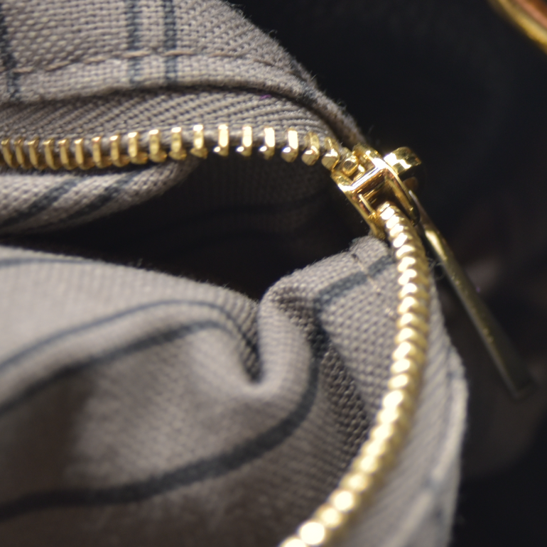 AUCTION $3800 Louis Vuitton  Empreinte Artsy MM Black CA1124