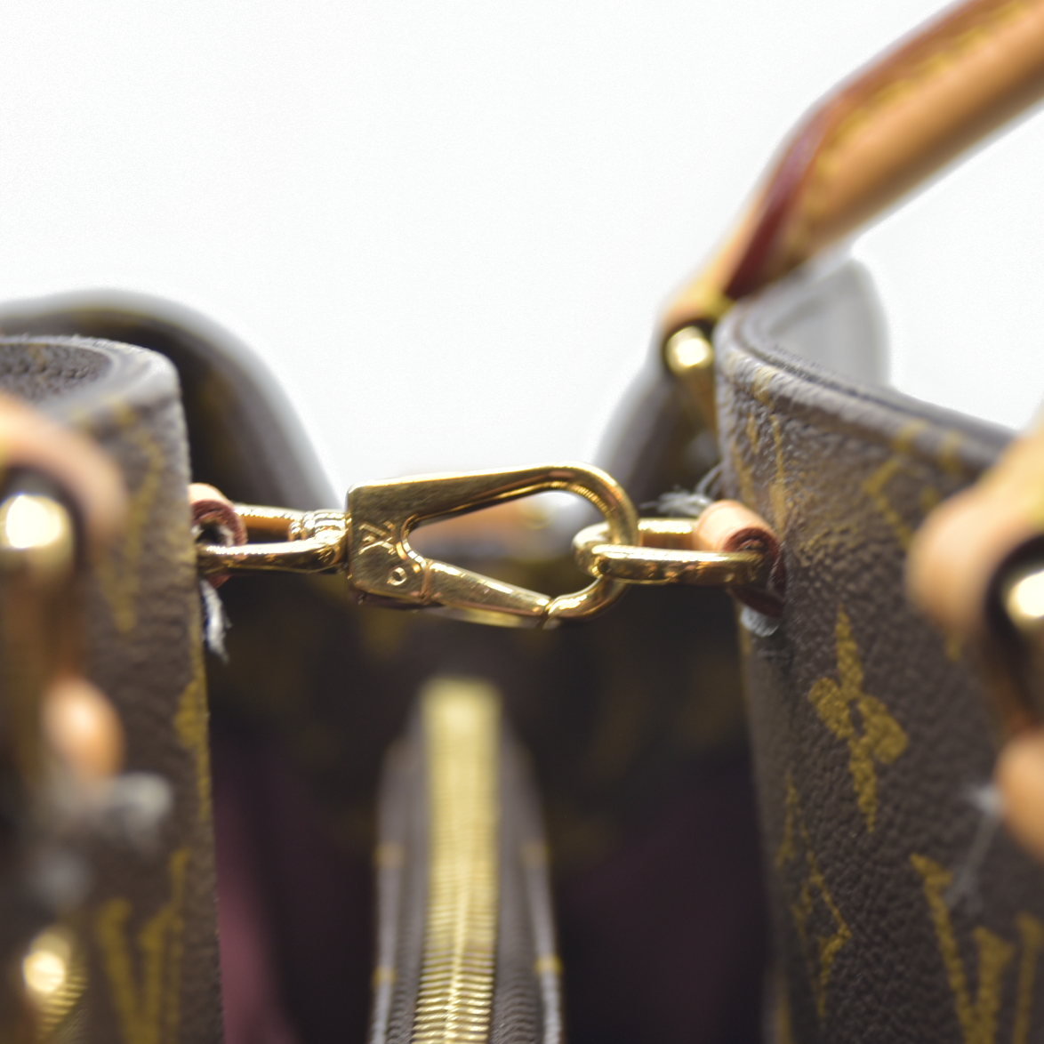 AUCTION $2640  LOUIS VUITTON  Monogram Montaigne GM TR1104