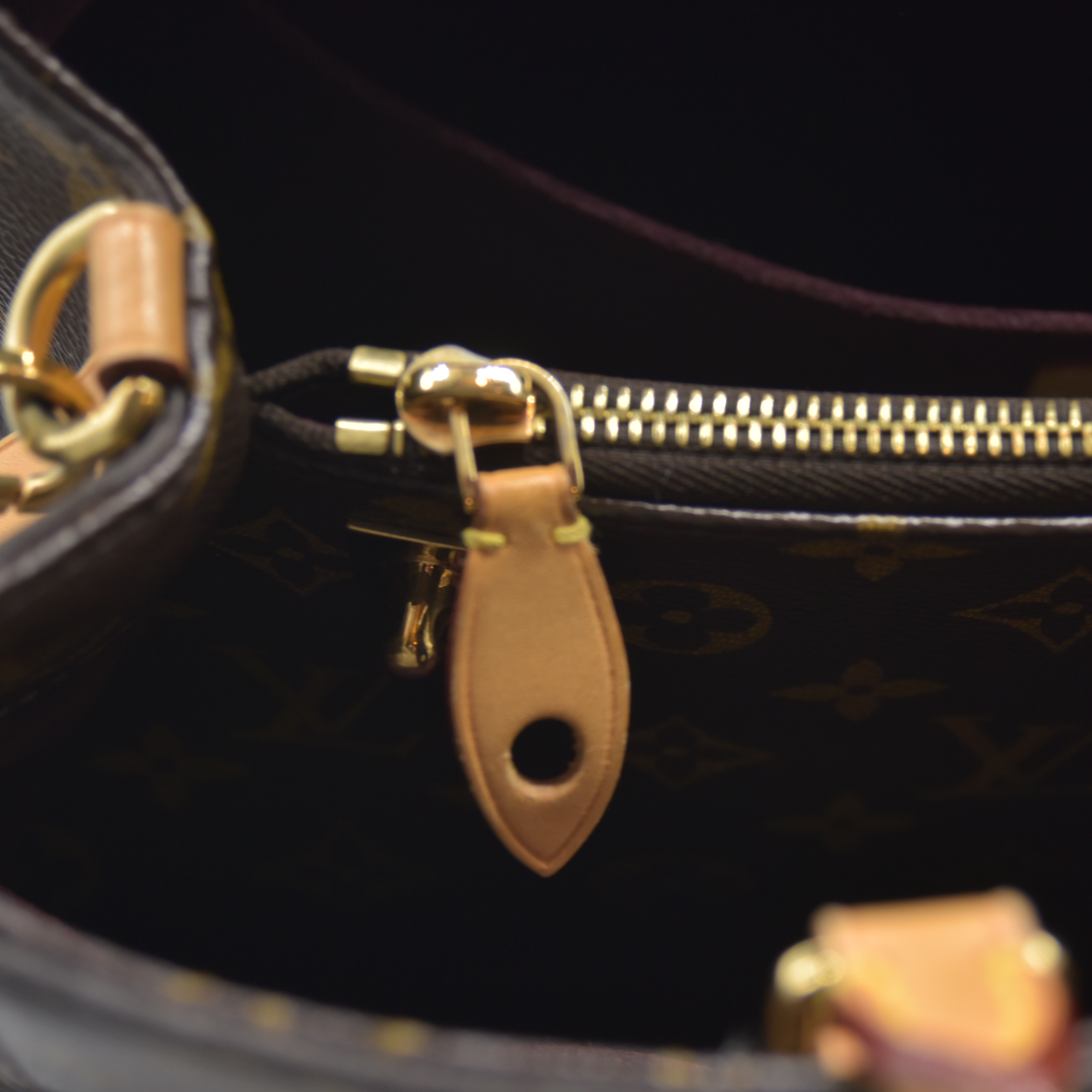 AUCTION $2640  LOUIS VUITTON  Monogram Montaigne GM TR1104