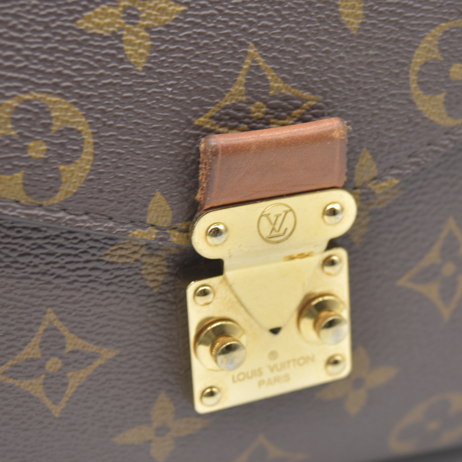 $2760 Louis Vuitton  Monogram Pochette Metis RFID