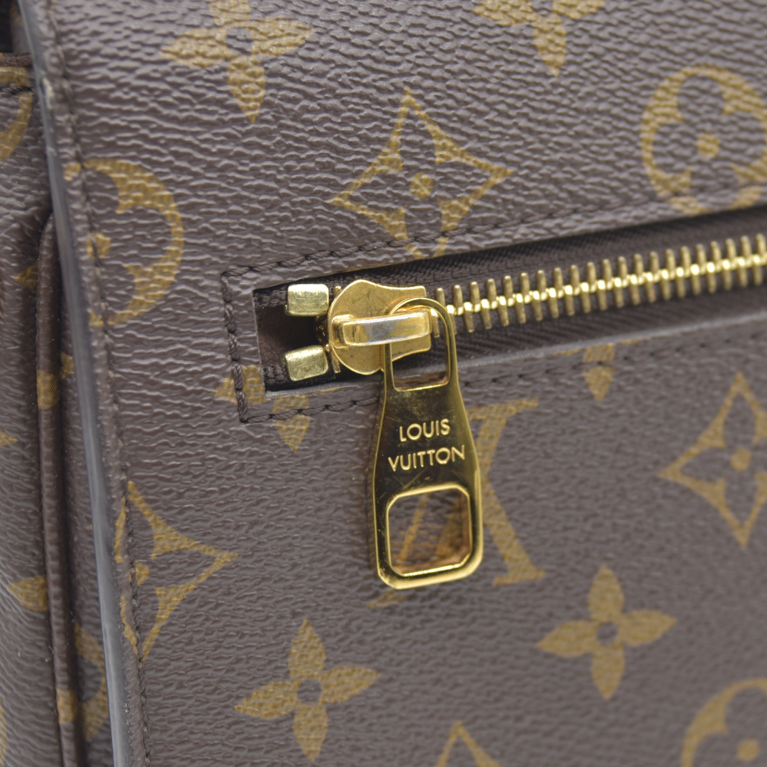 $2760 Louis Vuitton  Monogram Pochette Metis RFID