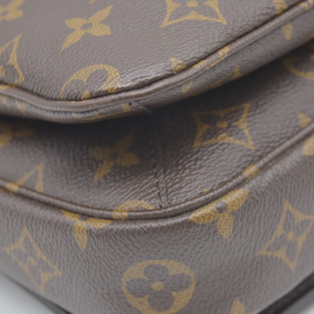 $2760 Louis Vuitton  Monogram Pochette Metis RFID