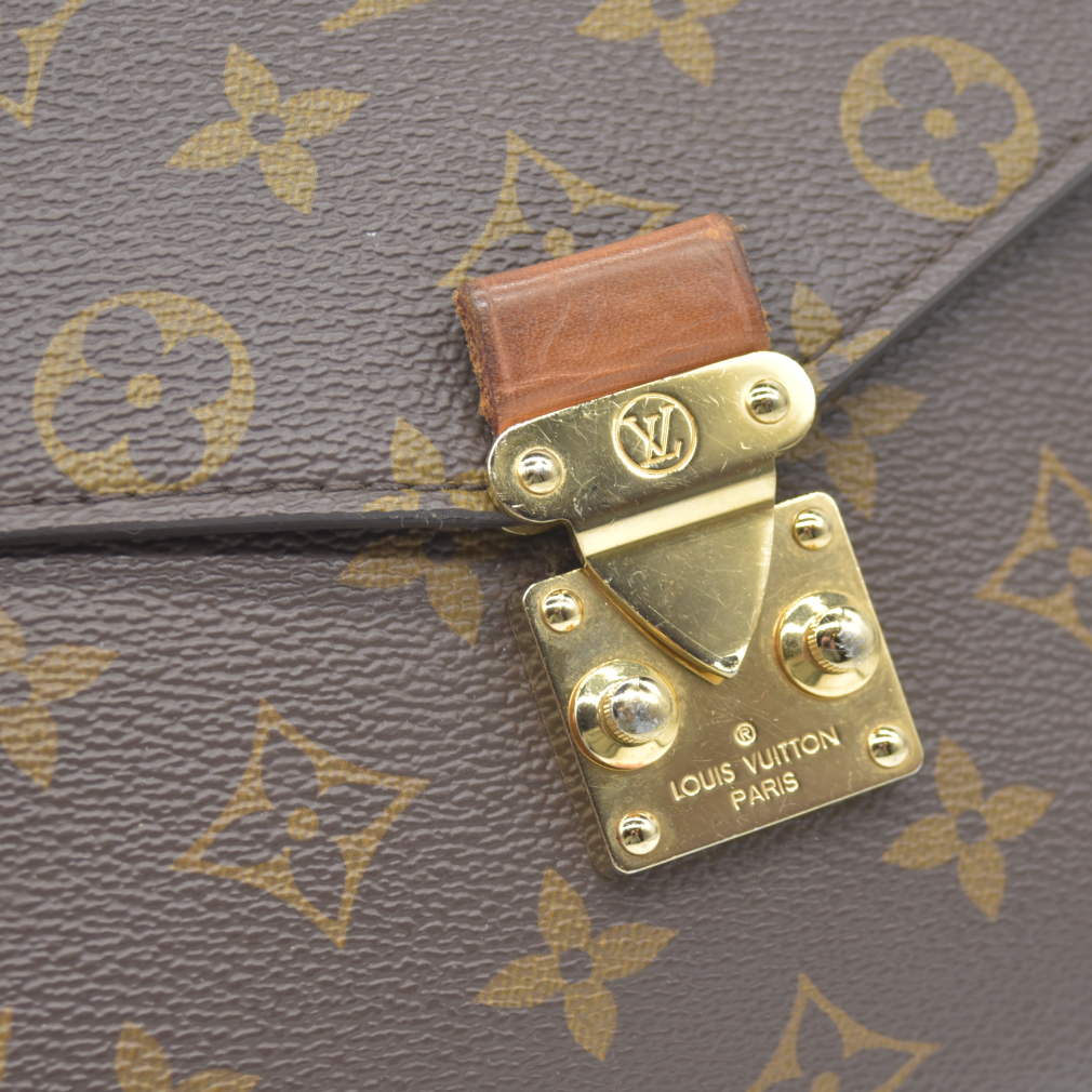 $2760 Louis Vuitton  Monogram Pochette Metis RFID