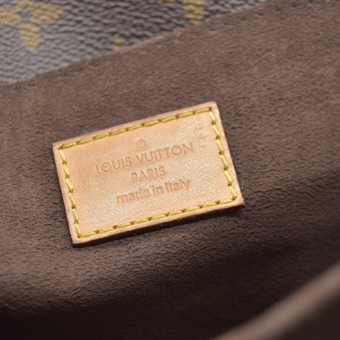 $2760 Louis Vuitton  Monogram Pochette Metis RFID