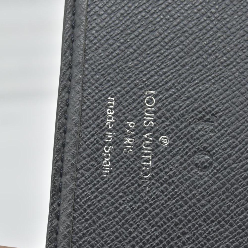 $665 2004 Louis Vuitton Taiga Mens Billfold Wallet with 3 Flaps CONSIGNMENT CA1014