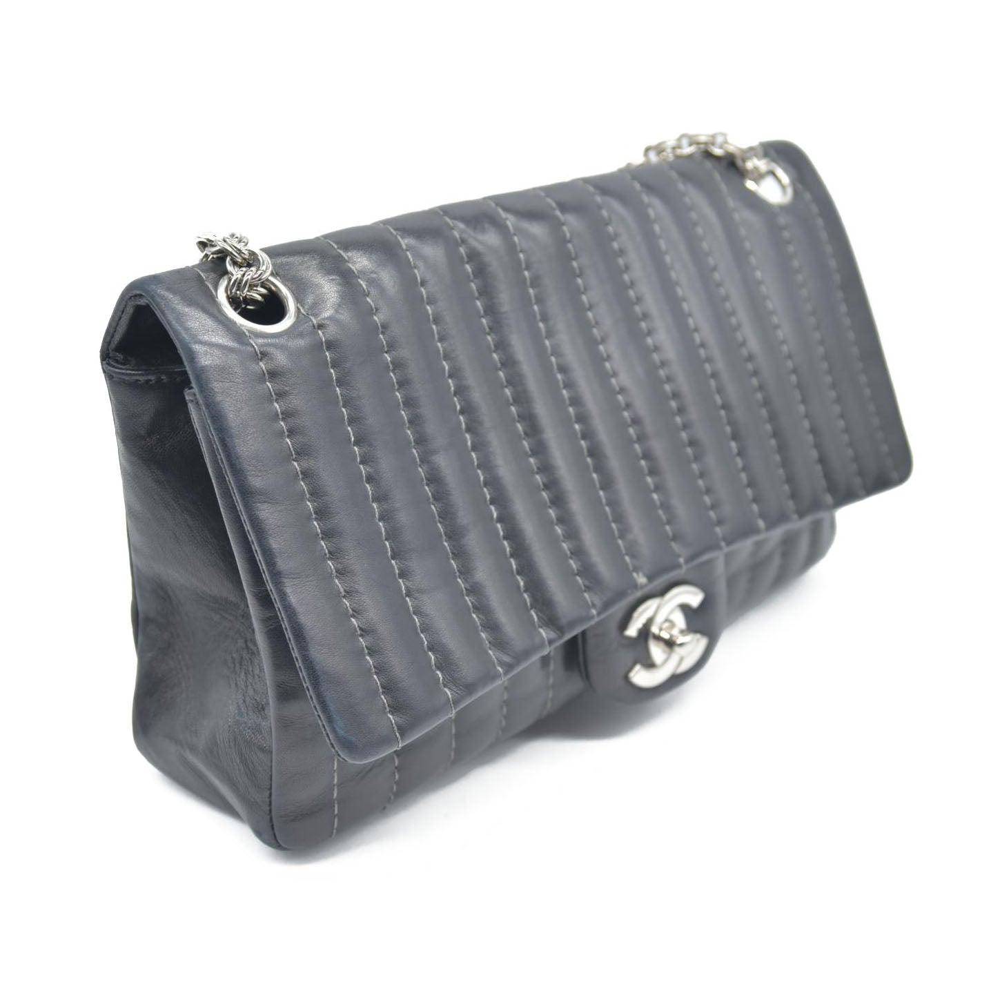 $4700 Chanel Vertical Quilted Medium Single Flap 2006