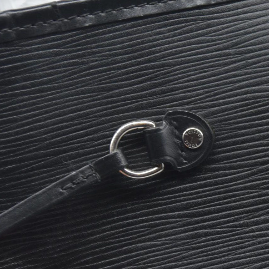 $2500 Louis Vuitton Epi Leather Neverfull MM Black UB2189