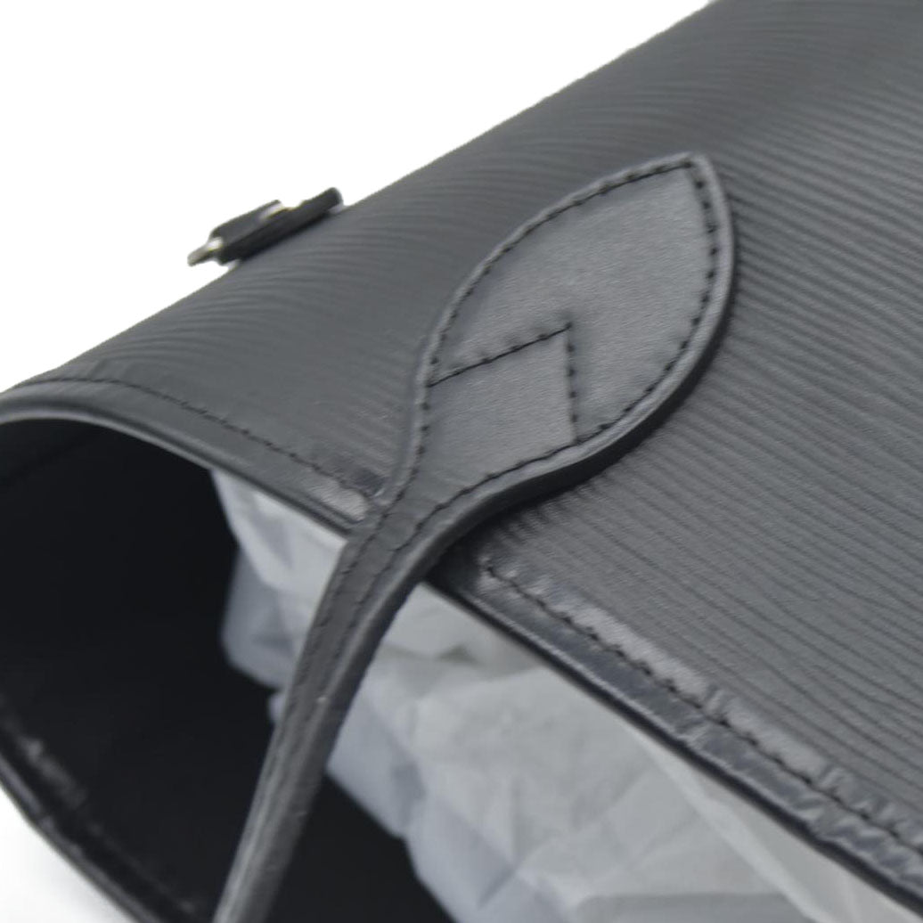 $2500 Louis Vuitton Epi Leather Neverfull MM Black UB2189