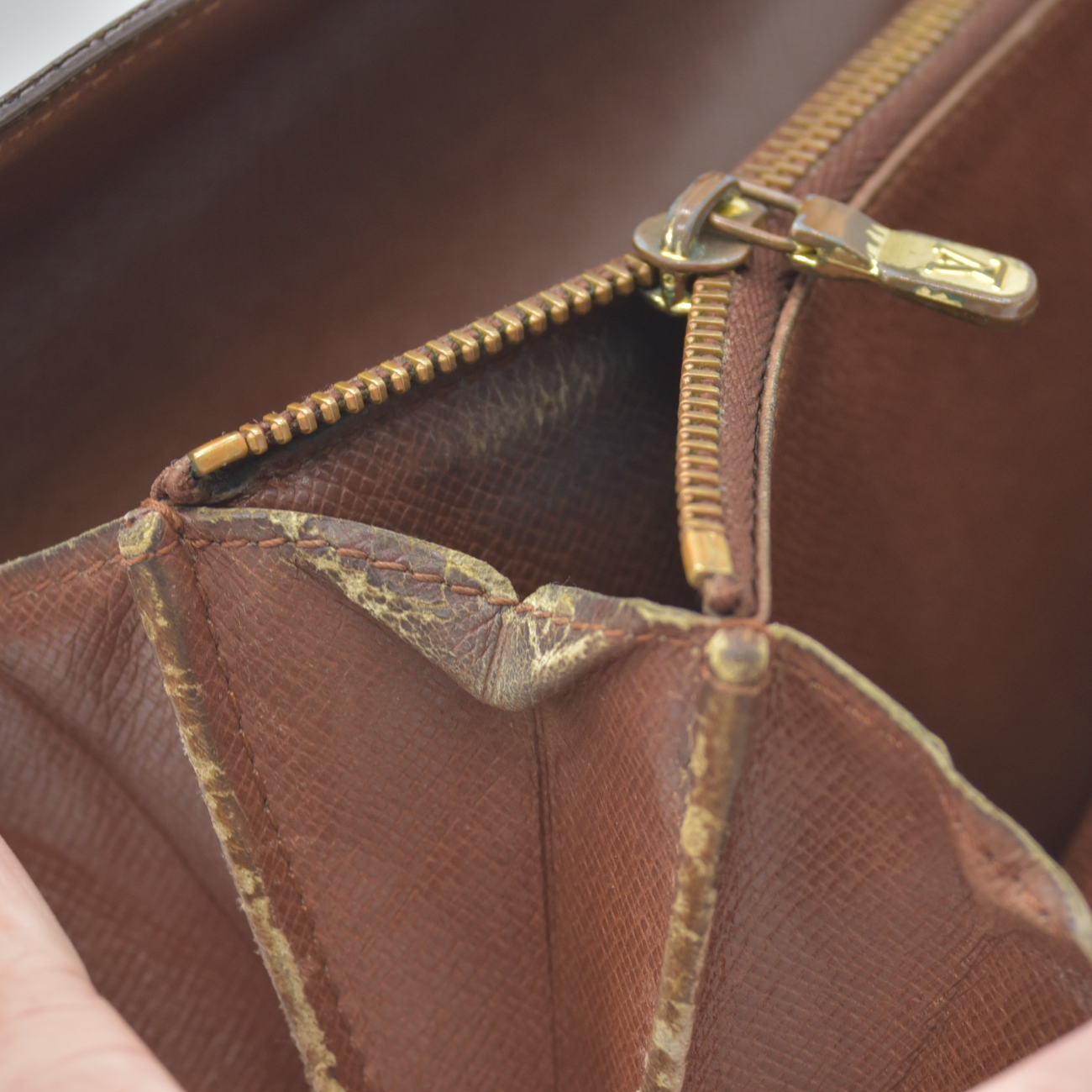 $720 1992 Louis Vuitton Monogram Sarah Wallet MI0992