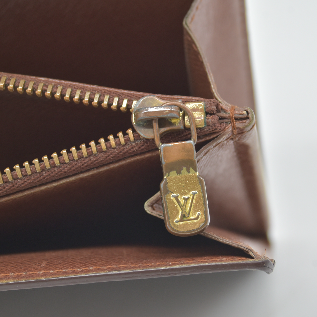 $720 1992 Louis Vuitton Monogram Sarah Wallet MI0992
