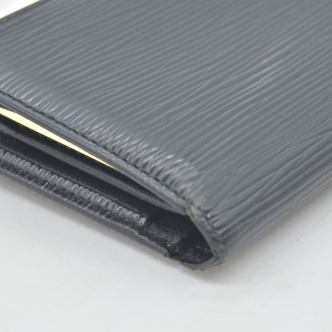 $905 1997 Louis Vuitton Epi French Purse Black Wallet MI0957