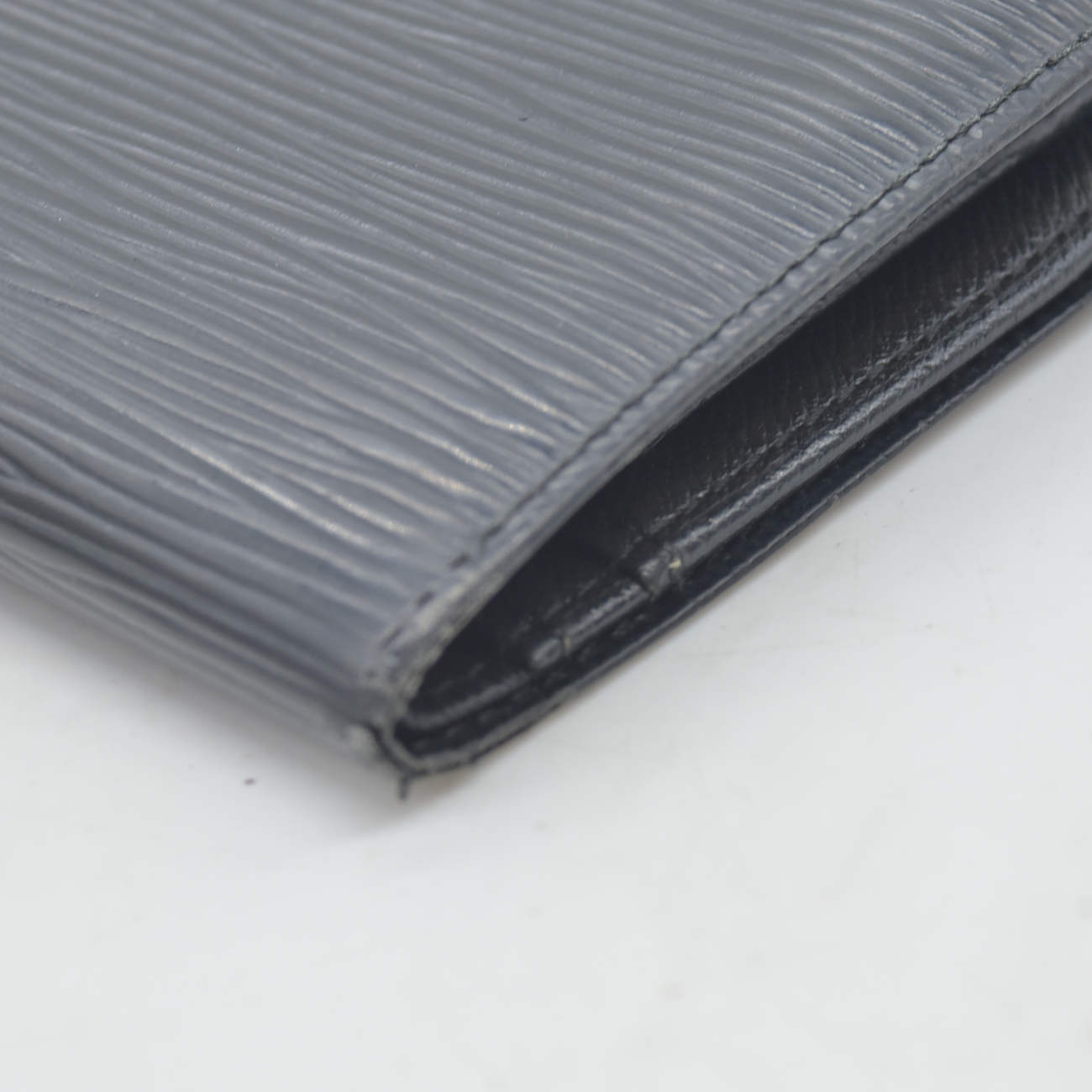 $905 1997 Louis Vuitton Epi French Purse Black Wallet MI0957