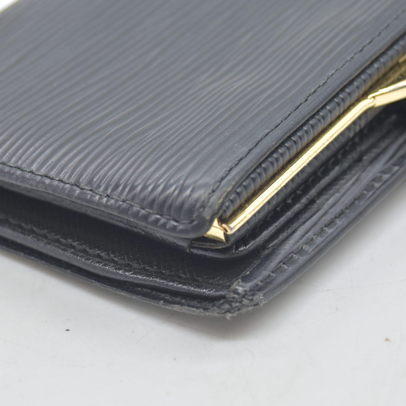 $905 1997 Louis Vuitton Epi French Purse Black Wallet MI0957