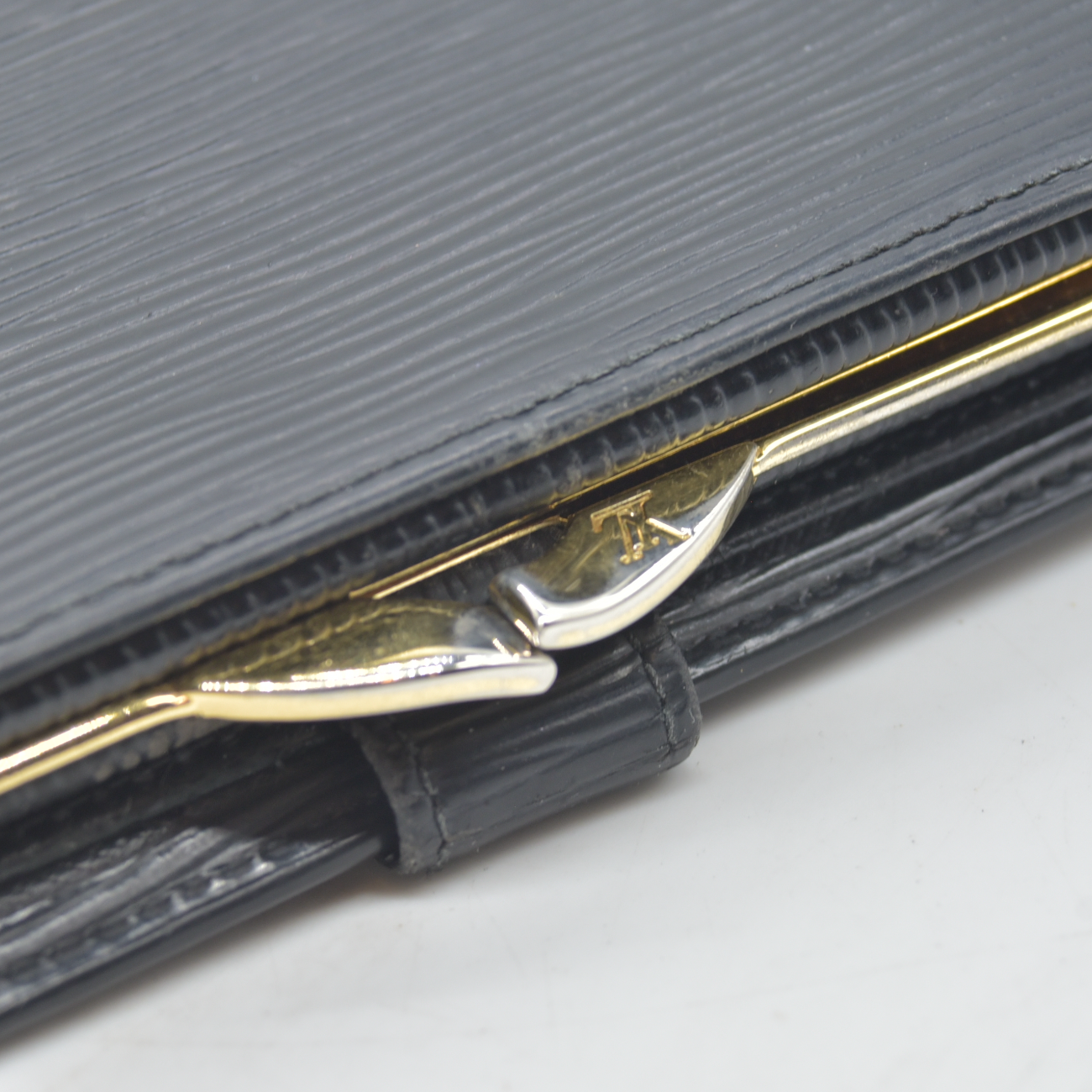 $905 1997 Louis Vuitton Epi French Purse Black Wallet MI0957