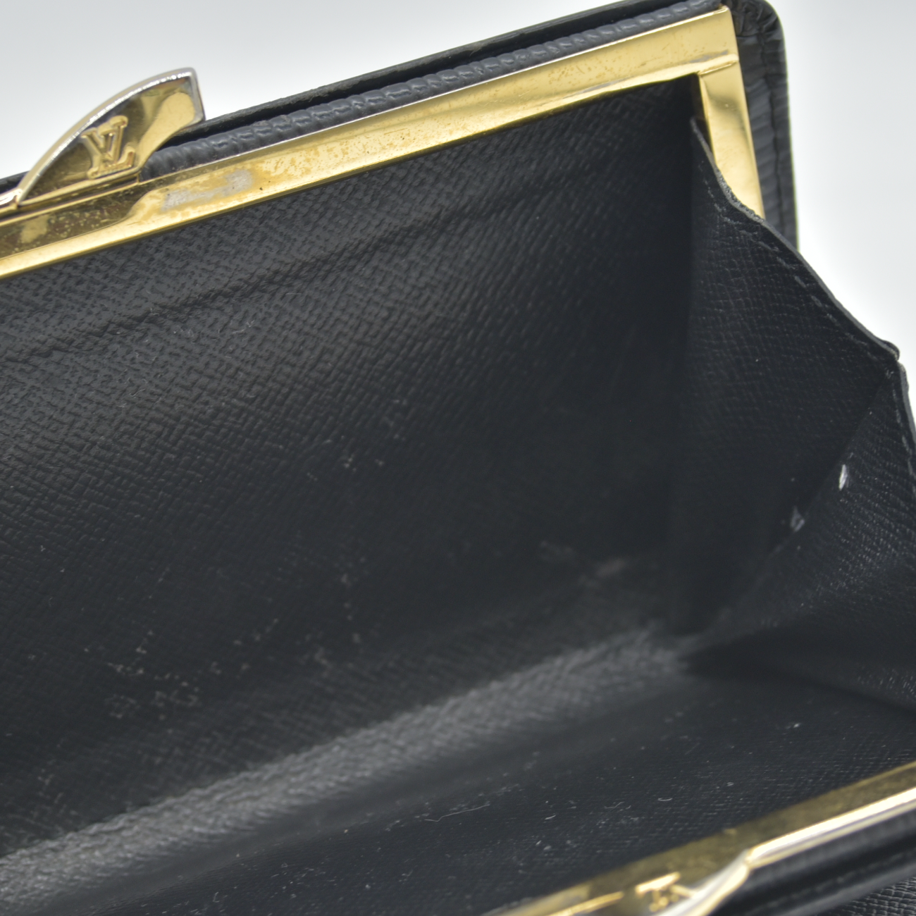 $905 1997 Louis Vuitton Epi French Purse Black Wallet MI0957