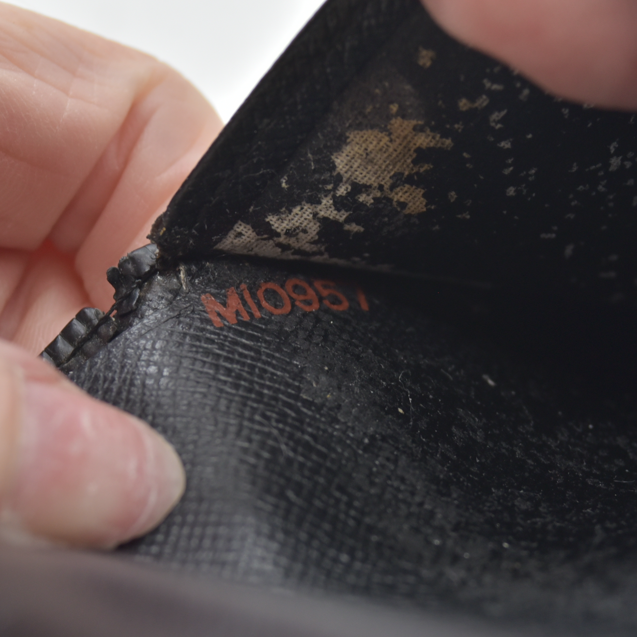 $905 1997 Louis Vuitton Epi French Purse Black Wallet MI0957