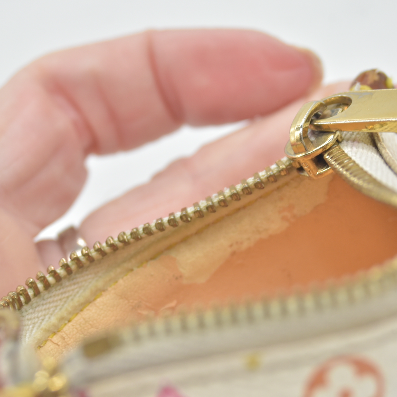 $450 2003 Louis Vuitton Monogram Multicolor Key Pouch White CA0063