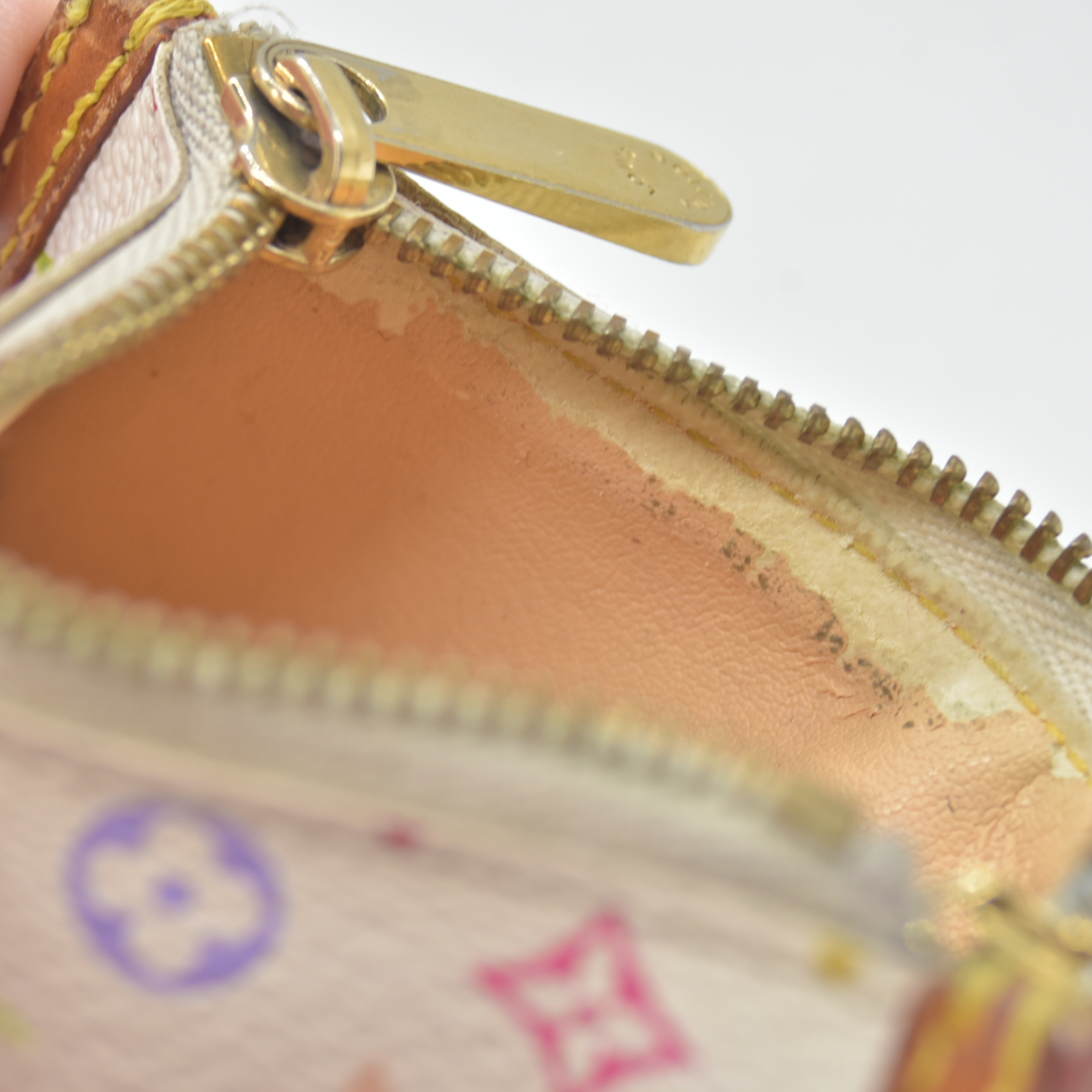 $450 2003 Louis Vuitton Monogram Multicolor Key Pouch White CA0063