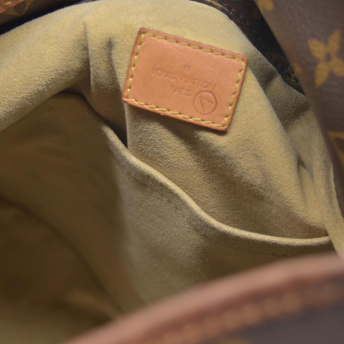 $2500 Louis Vuitton Monogram Artsy MM