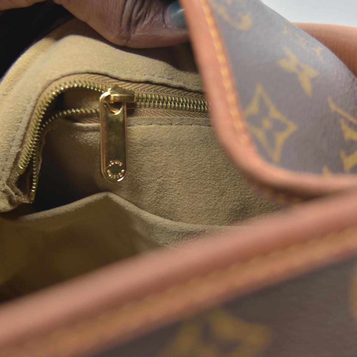 $2500 Louis Vuitton Monogram Artsy MM