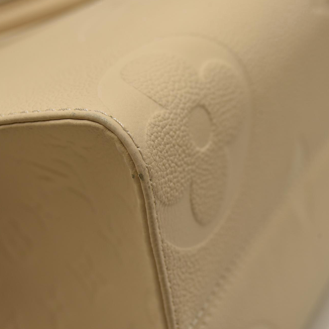 LOUIS VUITTON Empreinte Monogram Giant Onthego MM Creme