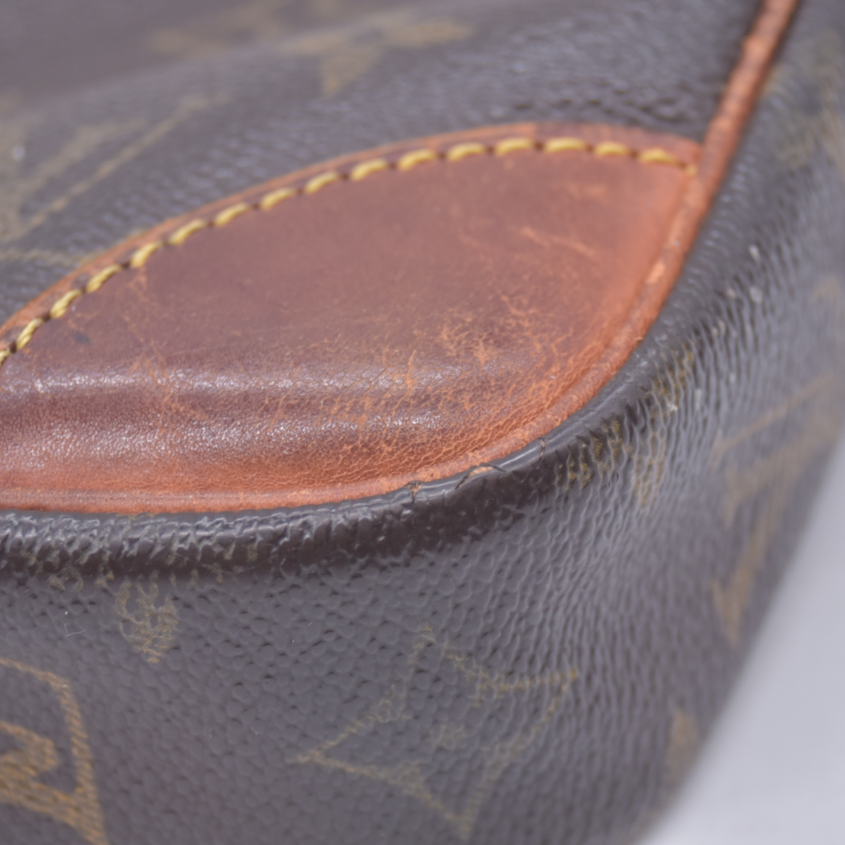 $650 2002 Louis Vuitton Monogram Pochette Marly Dragonne 26 SL0042