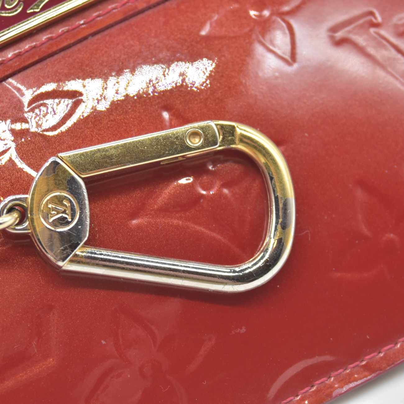 $525 2013 Louis Vuitton Vernis Key Pouch Pomme D'Amour SN2183