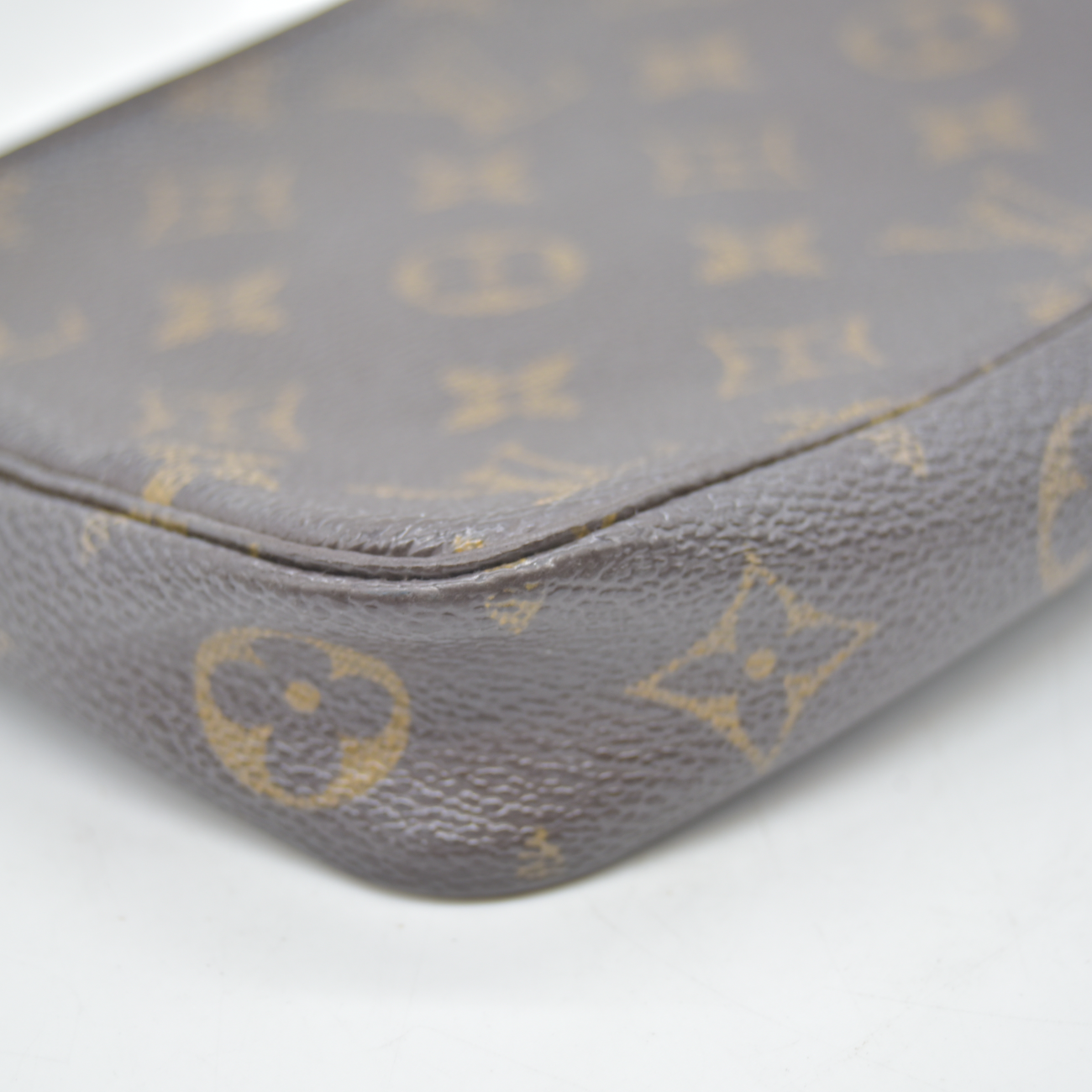 $1290 2002 Louis Vuitton Monogram Pochette Accessories AR1012