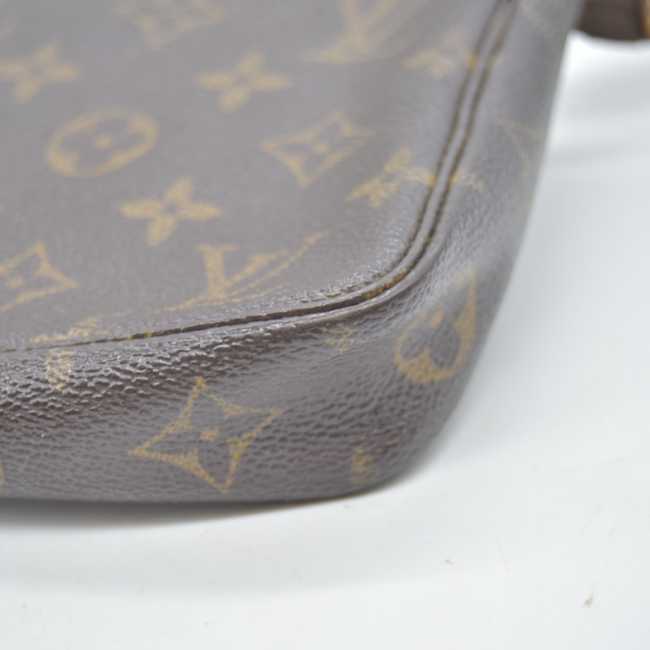 $1290 2002 Louis Vuitton Monogram Pochette Accessories AR1012