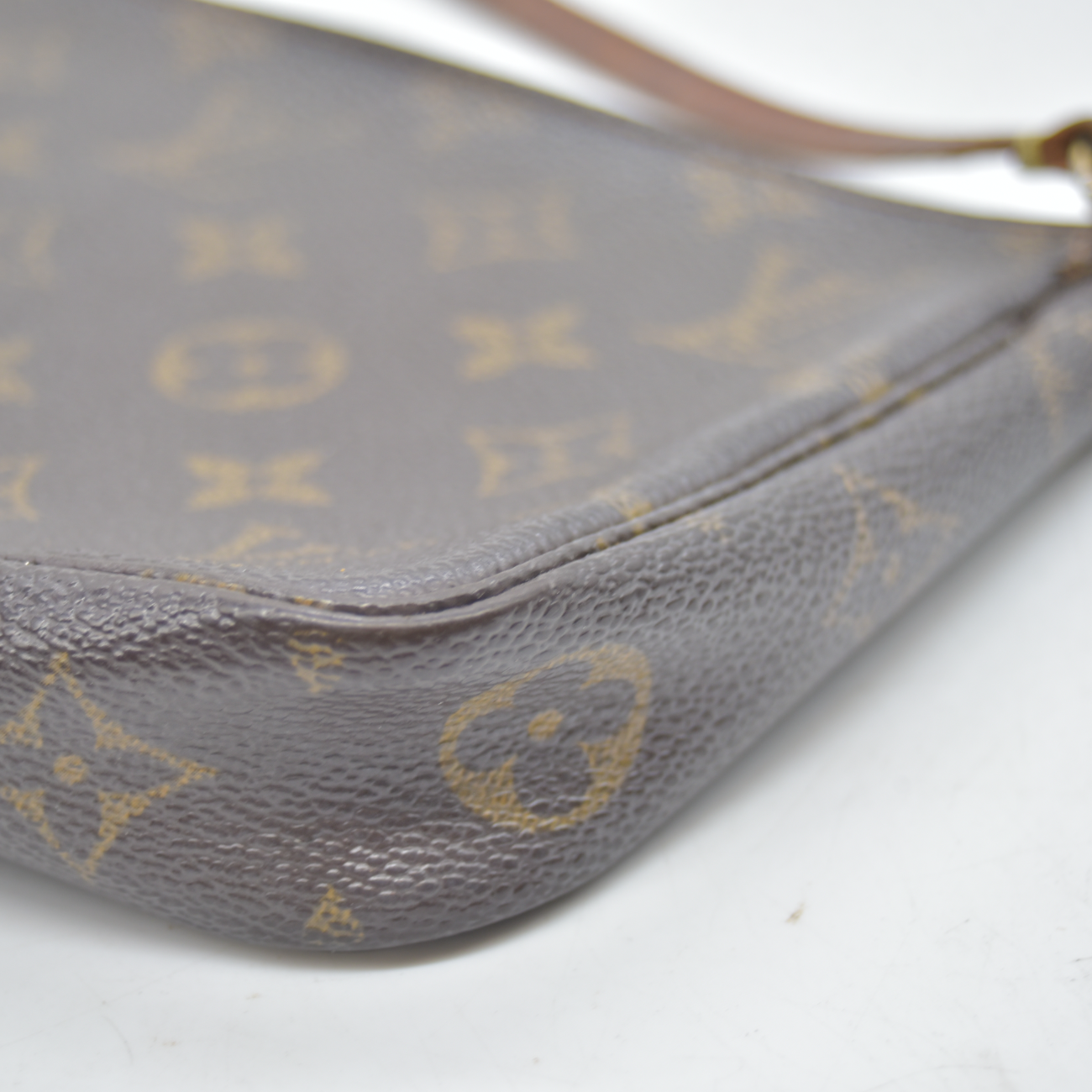 $1290 2002 Louis Vuitton Monogram Pochette Accessories AR1012