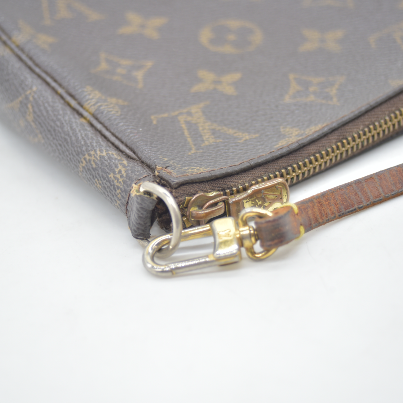 $1290 2002 Louis Vuitton Monogram Pochette Accessories AR1012