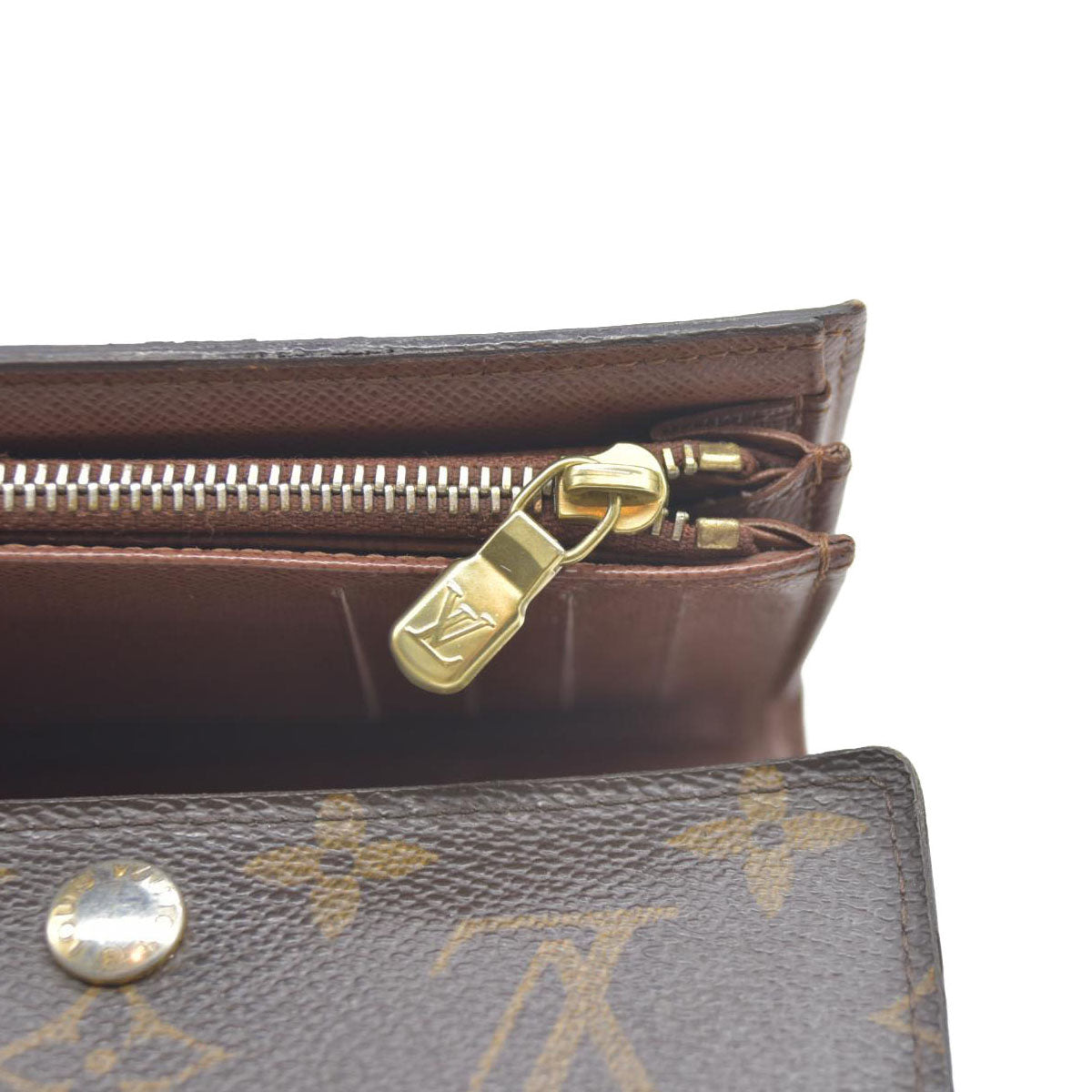 AUCTION $610 LOUIS VUITTON Monogram Alexandra Trifold Wallet CA1029