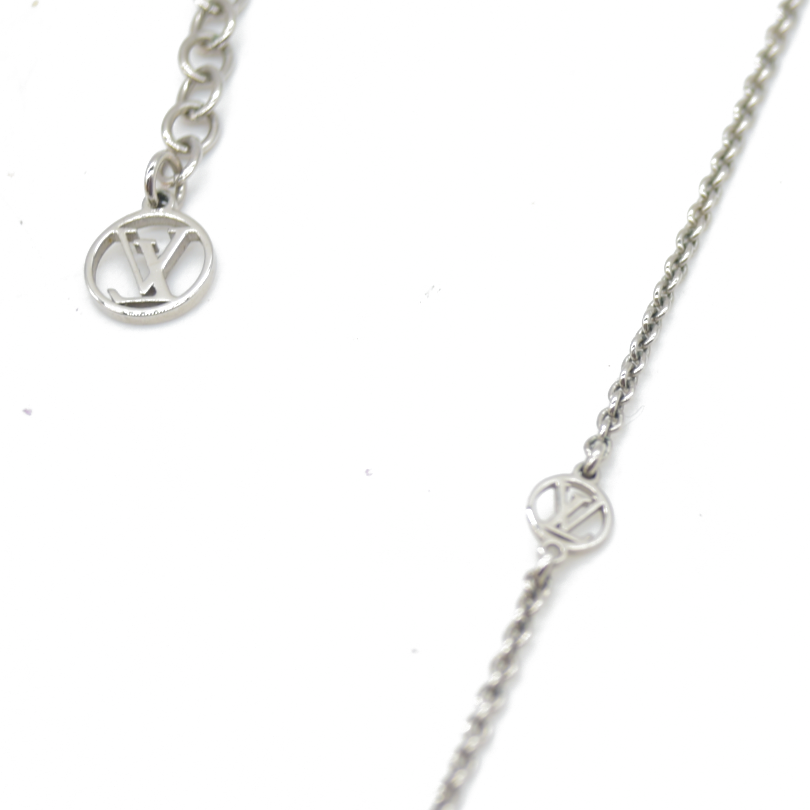 $505 Louis Vuitton Essential V Supple Necklace