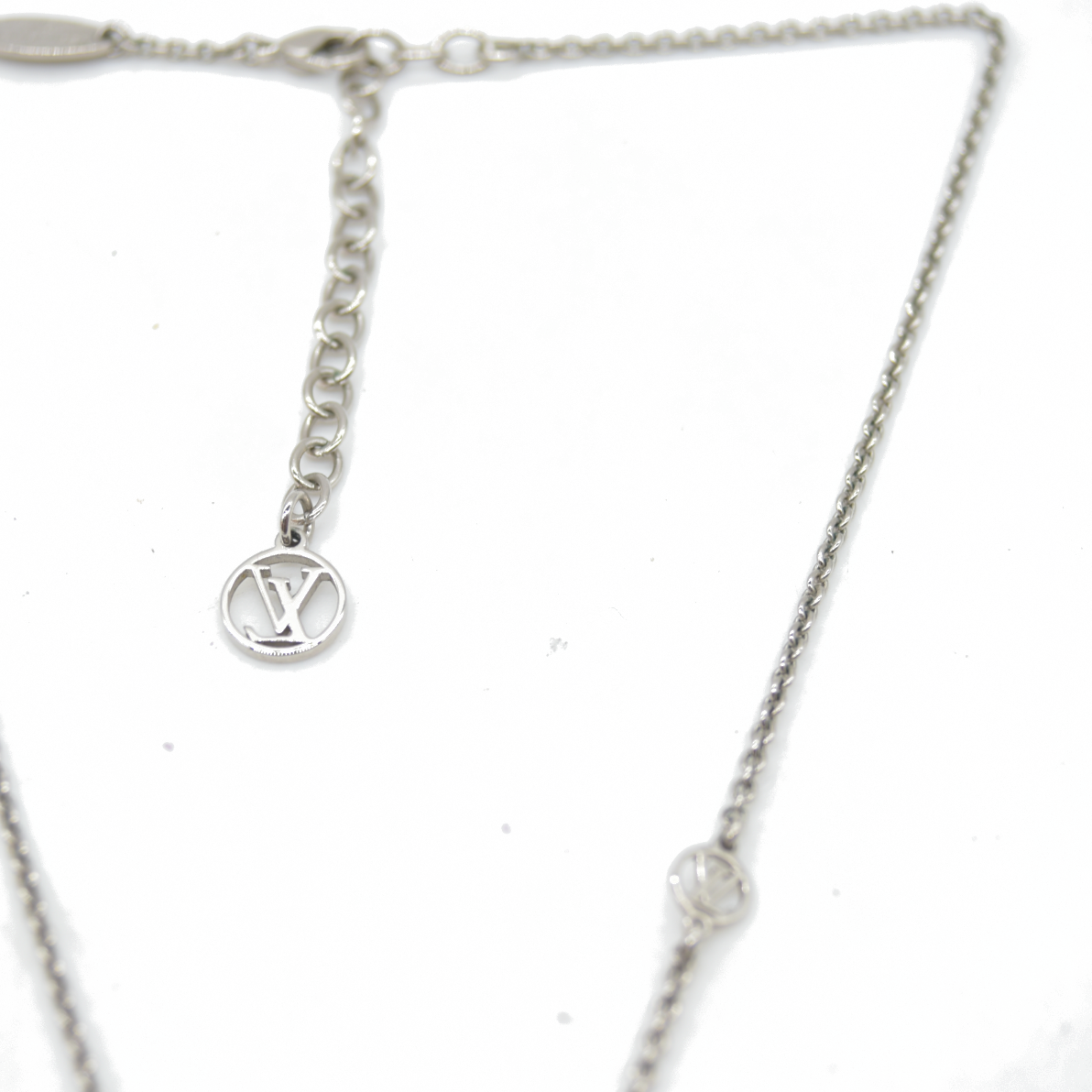 $505 Louis Vuitton Essential V Supple Necklace