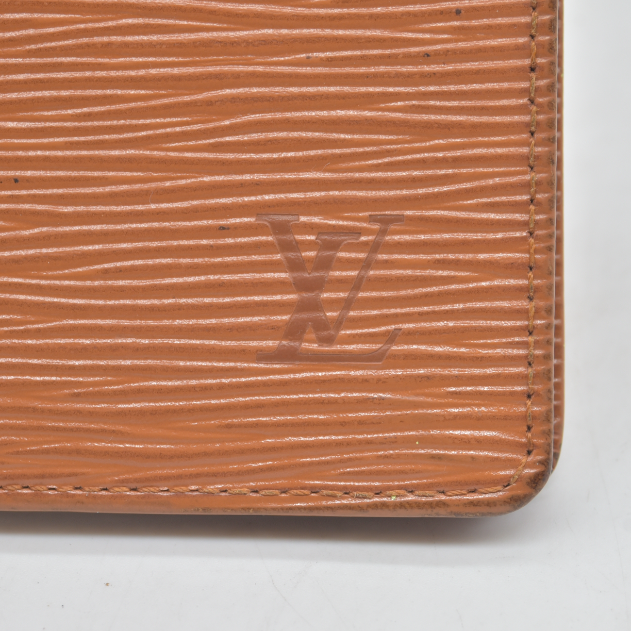 $650 1999 Louis Vuitton Epi Checkbook Holder Wallet CA0979