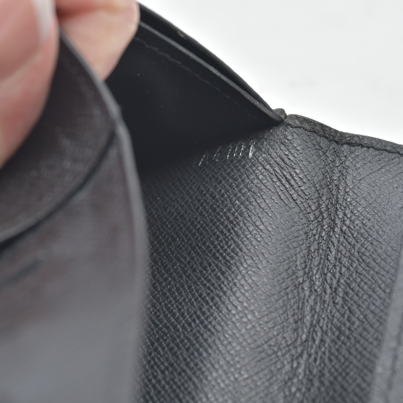 $750 2011 Taiga Porte Valeurs Organizer Wallet Black TA4101