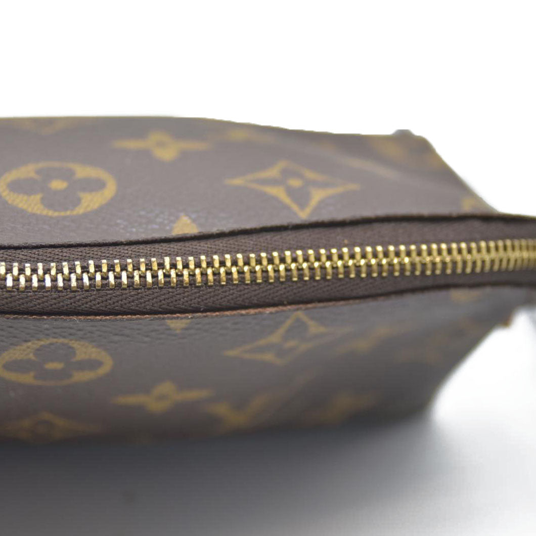 $590 Louis Vuitton Monogram Cosmetic Pouch CA0040