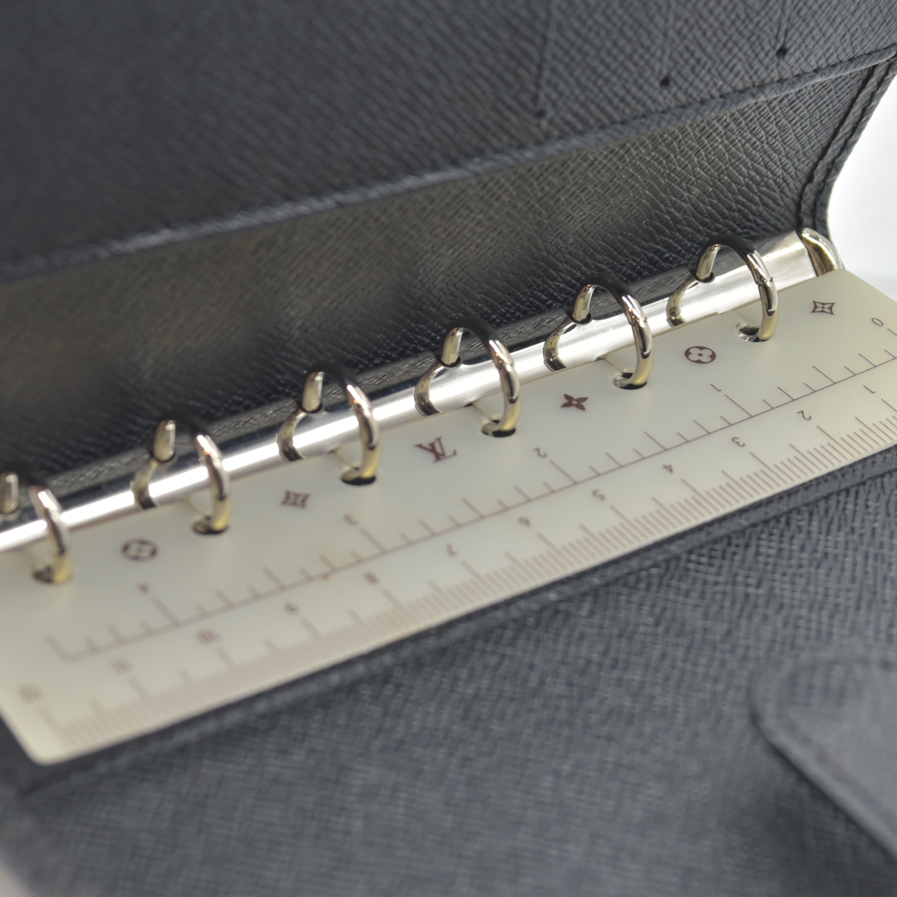 $670 2005 Louis Vuitton Taiga Small Ring Agenda Cover TH0065