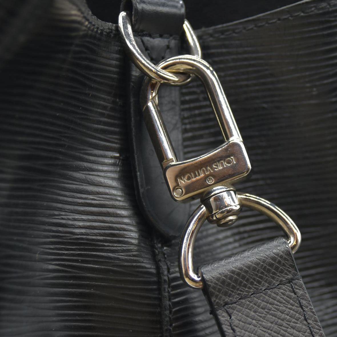 $2570 Louis Vuitton Epi Neonoe Black SR0168