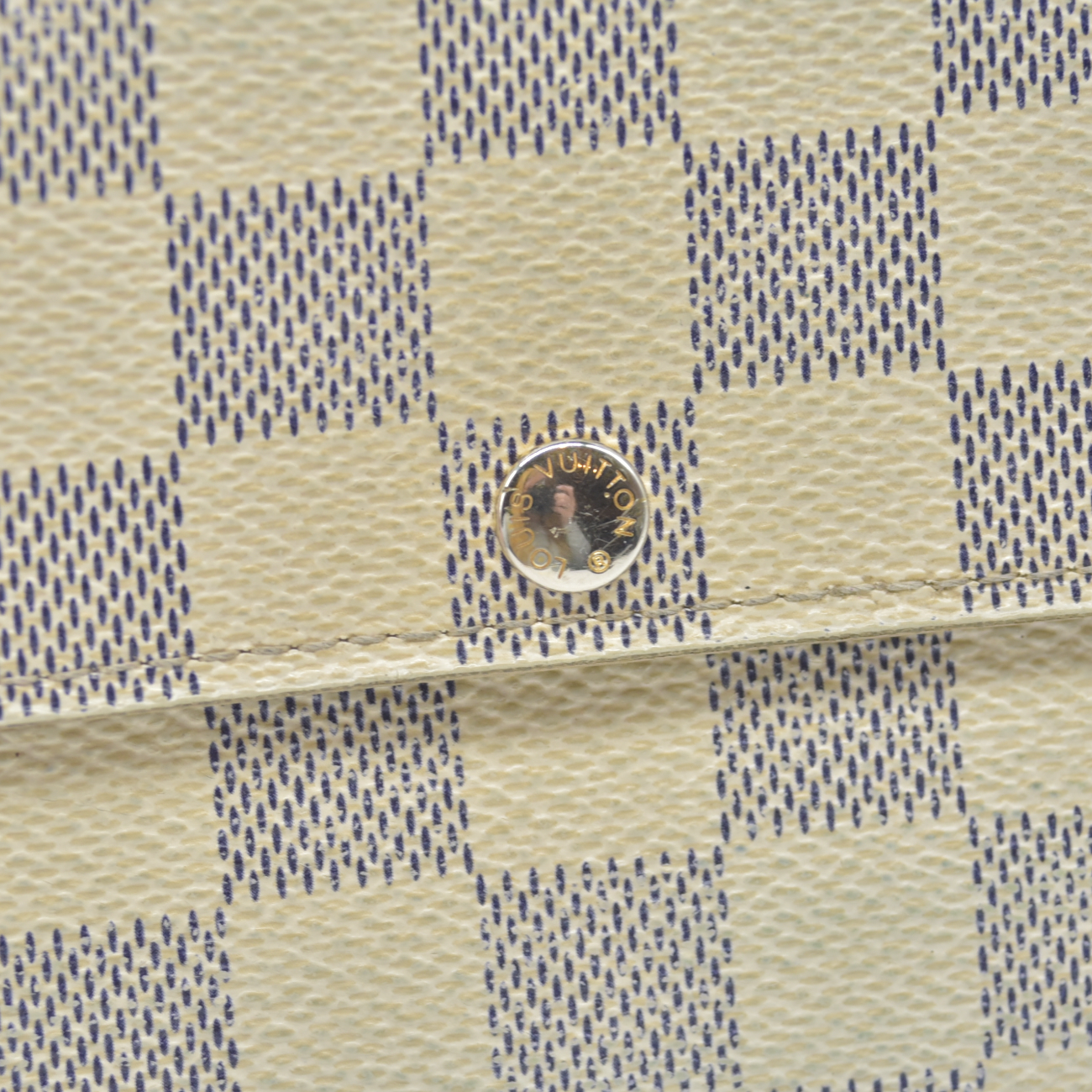 $725 2009 Louis Vuitton Damier Azur Sarah Wallet CA3009