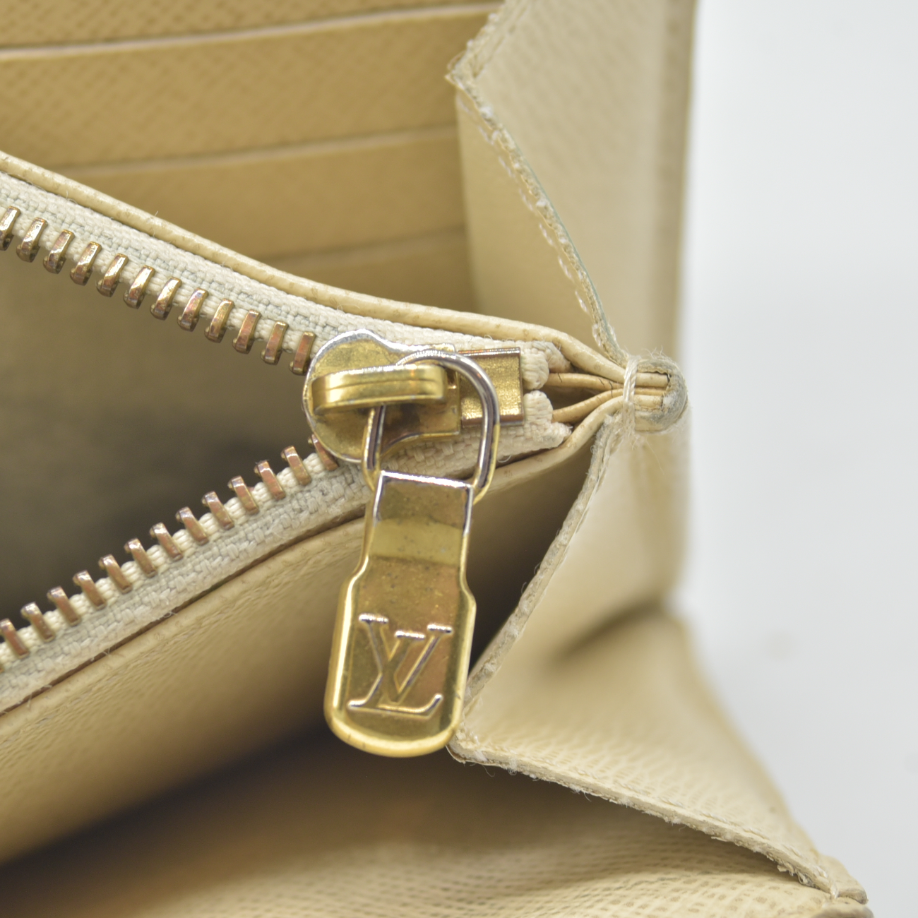 $725 2009 Louis Vuitton Damier Azur Sarah Wallet CA3009