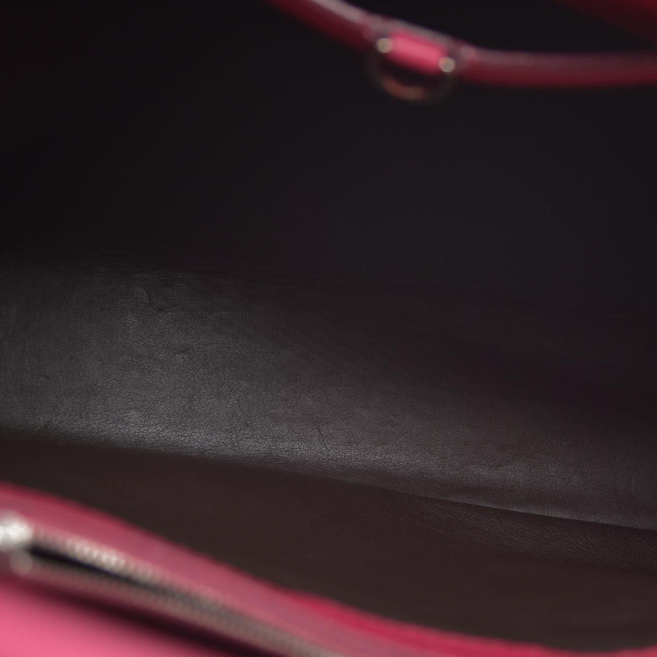 Louis Vuitton  Taurillon Capucines MM Fuchsia