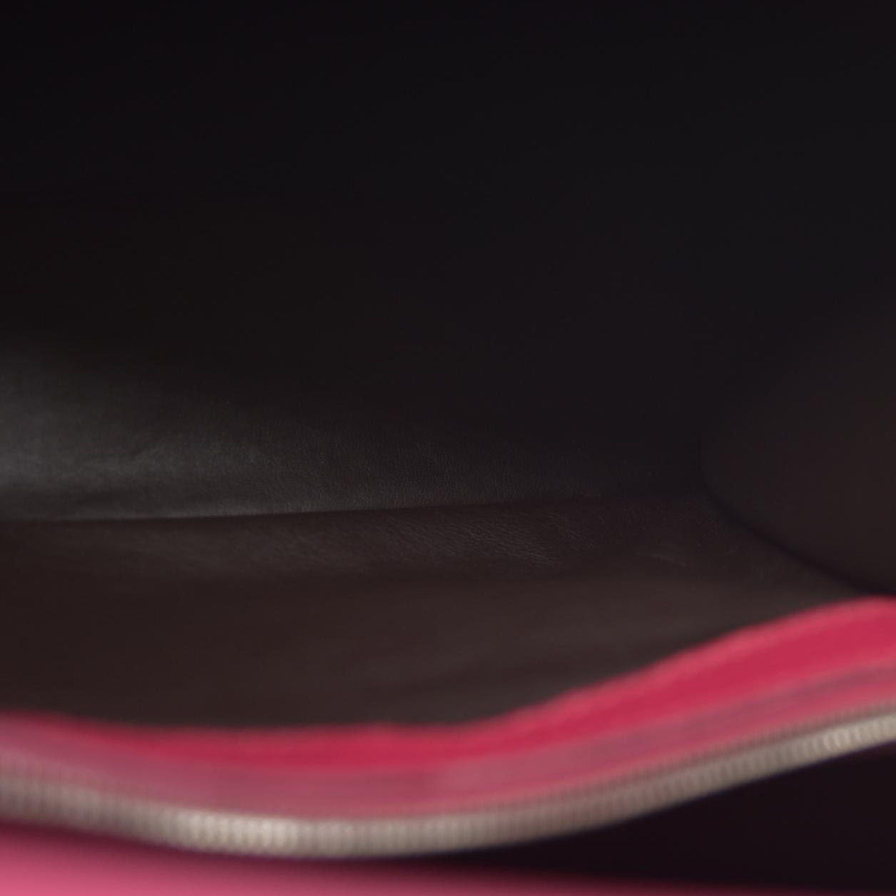 Louis Vuitton  Taurillon Capucines MM Fuchsia