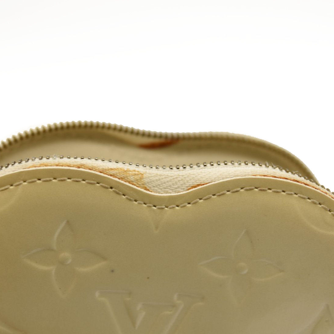 LOUIS VUITTON Vernis Heart Coin Purse Blanc Corail