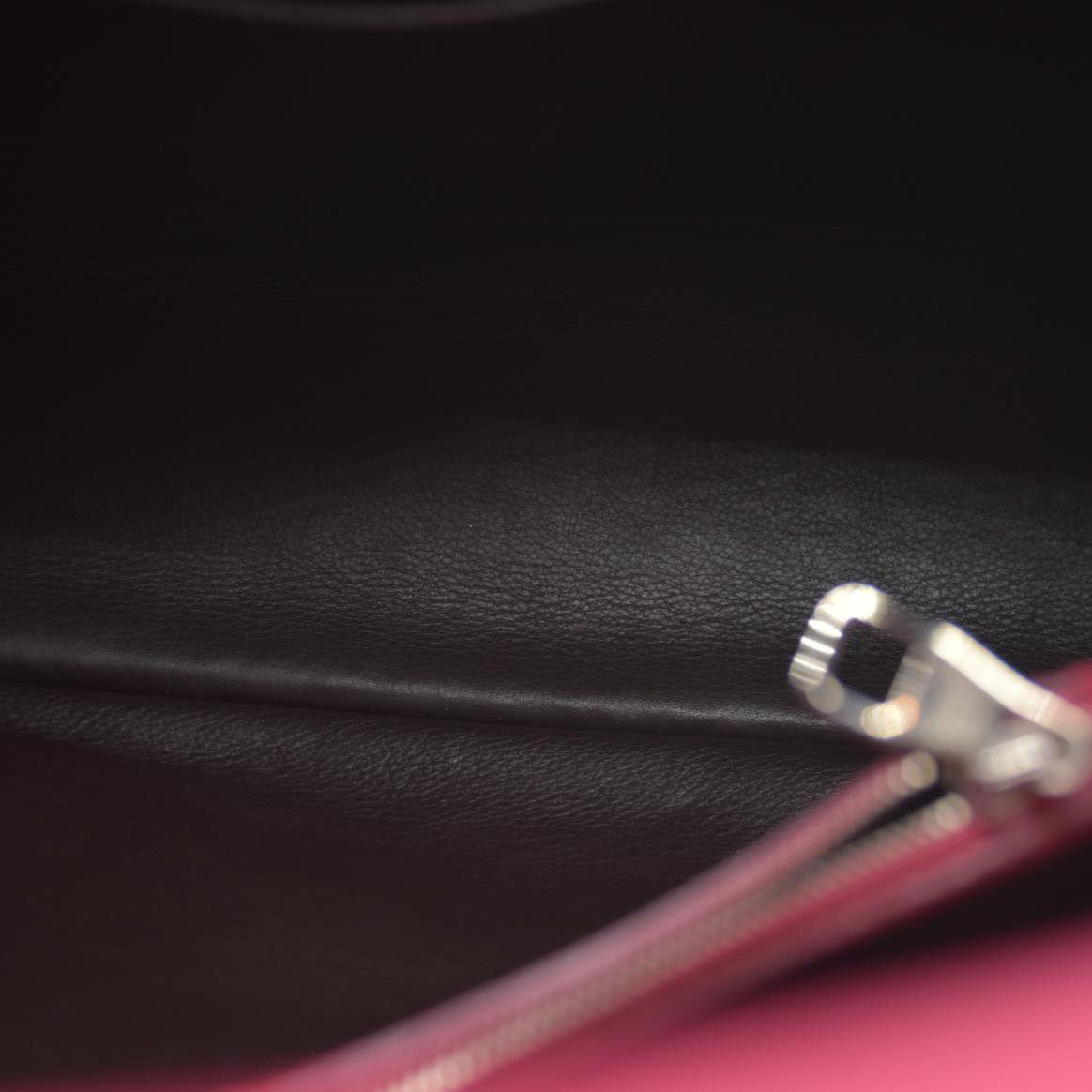 Louis Vuitton  Taurillon Capucines MM Fuchsia