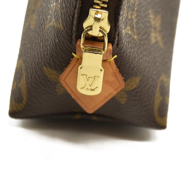 LOUIS VUITTON Monogram Cosmetic Pouch CA002