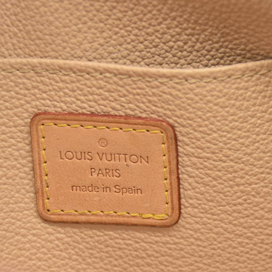 LOUIS VUITTON Monogram Cosmetic Pouch CA002