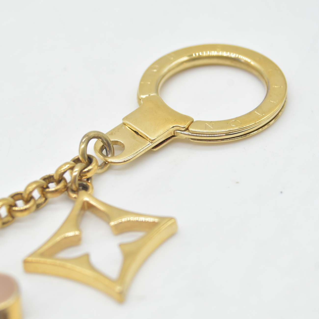$600 2017 Louis Vuitton Brass Enamel Fleur De Monogram Bag Charm Chain Gold FJ1127